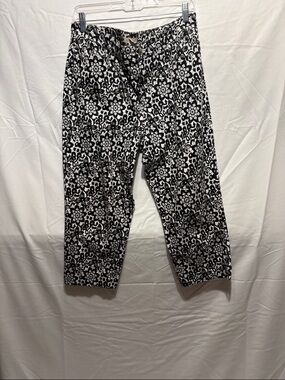 Madison Black & White Floral-Print Capris